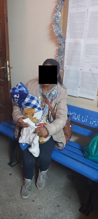 O mamă care cerşeşte cu bebeluşul în braţe, amendată de şase ori de poliţiştii locali