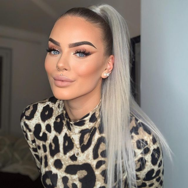 Emily e blonda care face "ravagii" pe Instagram! Poartă lentile de contact și are gene false și nu lasă nimic să-i scape! 