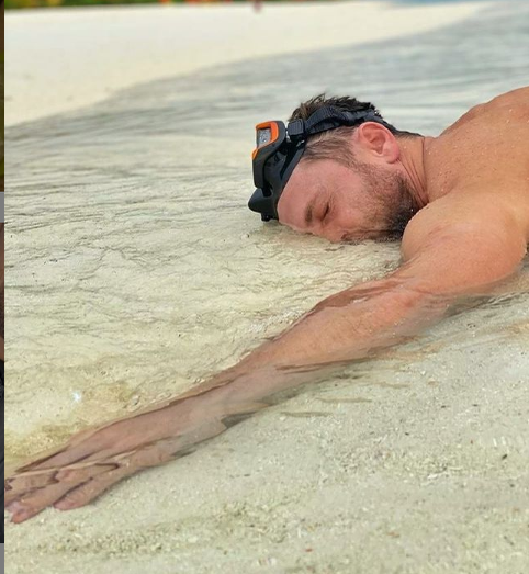 Fotografia care a incendiat Instagramul! Ce au putut face Dani Oțil și iubita lui pe plajă în Maldive! Mircea Badea nu a mai rezistat