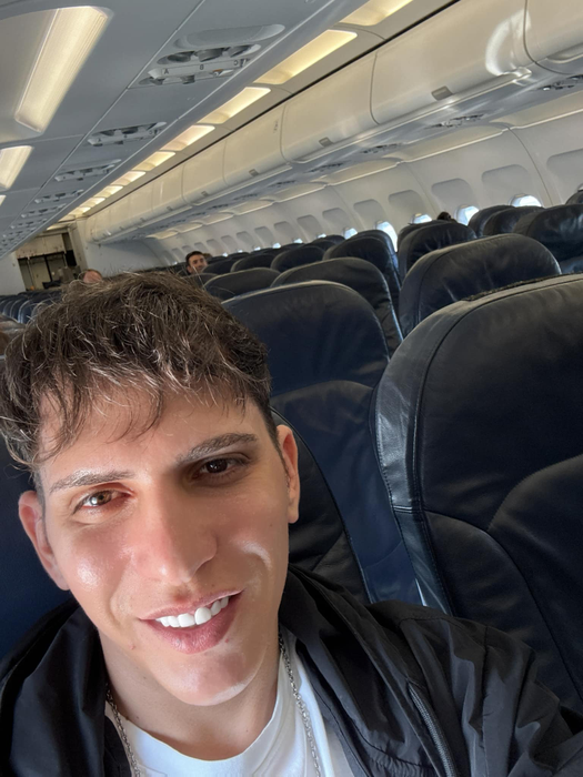 Florin Marin, românul care ”vânează” testamentele milionarilor bătrâni, lovește din nou: și-a ”tras” iubit, dar și o nouă…moștenire! ”Mi-a cumpărat vilă cu piscină lângă Arafat!”