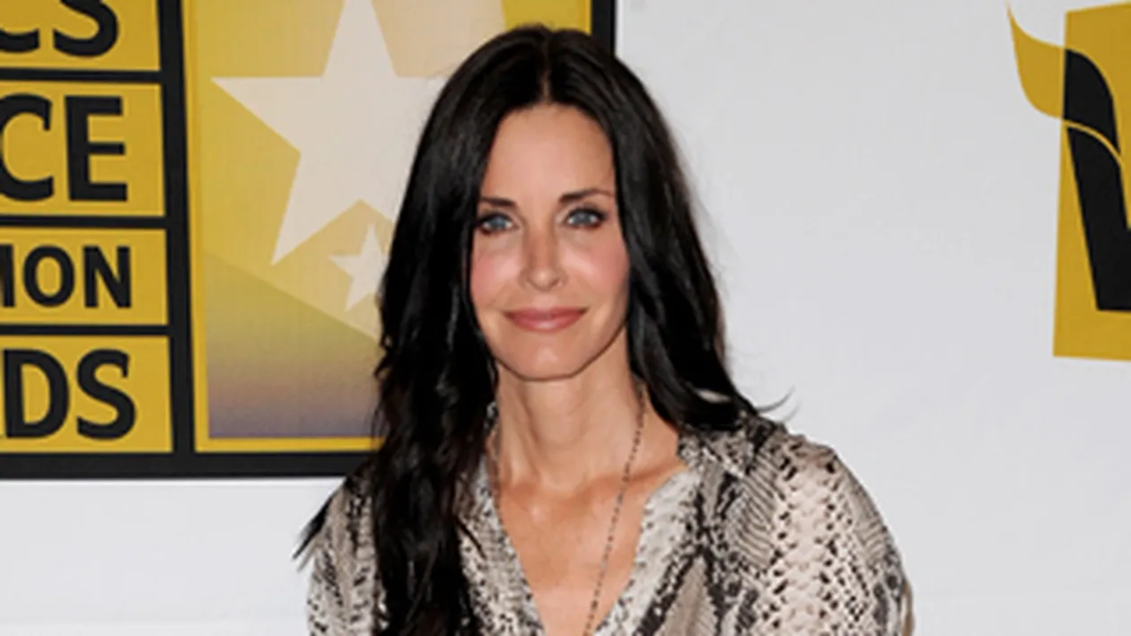 Courteney Cox isi tradeaza prietena? A acceptat invitatia la nunta lui Brad Pitt cu Angelina Jolie!