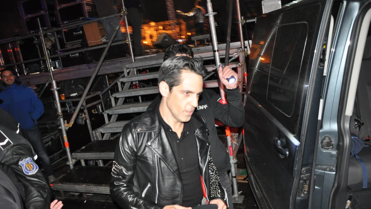 Oamenii lui Stefan Banica se gandesc la cele mai mici detalii! I-au luminat calea spre masina cu o lanterna de buzunar!