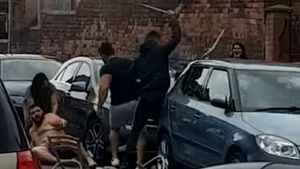 Spectacol sumbru oferit de clanurile de romi în Anglia! S-au bătut în plină strada și a fost nevoie de intervenția trupelor speciale