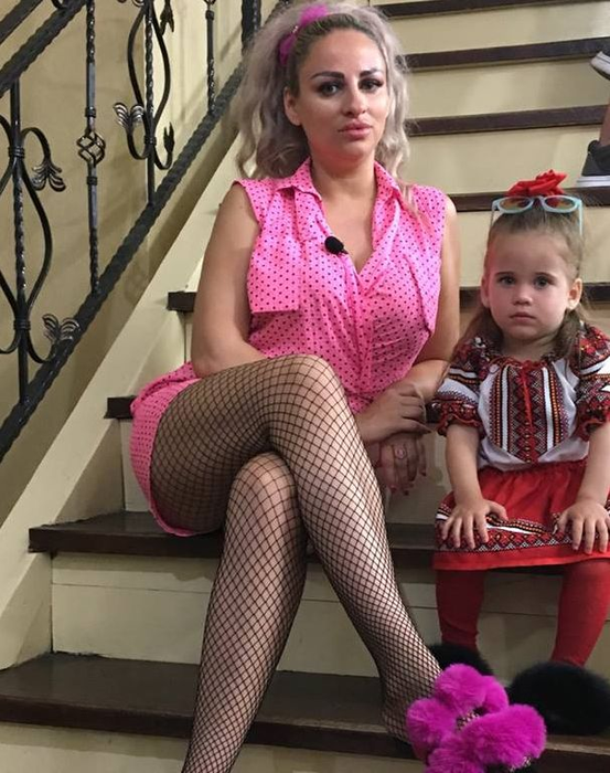 Sânziana Buruiană, nedespărțită de fetița ei: “Am adus-o cu mine și la Nea Mărin, încă o alăptez”