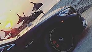 Fiul putred de bogat al unuia dintre cei mai cunoscuţi politicieni s-a distrat tare de tot. Şi-a băgat Mercedes-ul de 250.000 de euro în mare