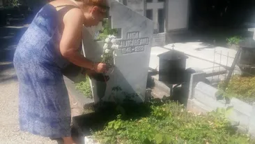 Ioana Tufaru, în lacrimi la mormântul mamei sale. Se împlinesc 27 de ani de la moartea actriței Anda Călugăreanu