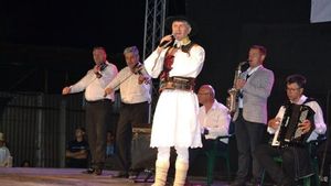 Pomohaci a cântat escortat de poliţişti locali, la Zilele comunei Oşorhei: „Îmi plac femeile mai bărbătoase!"