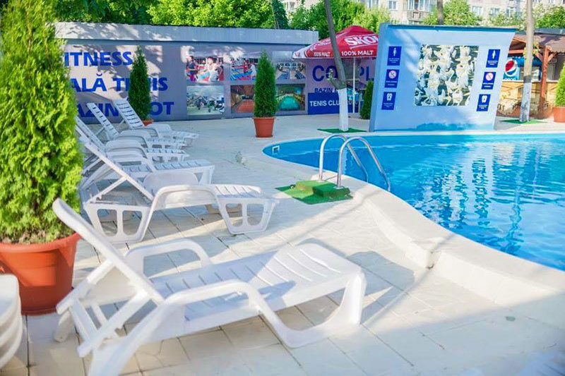 Piscina din cadrul complexului Tenis Club 2000 este situată in cartierul Militari