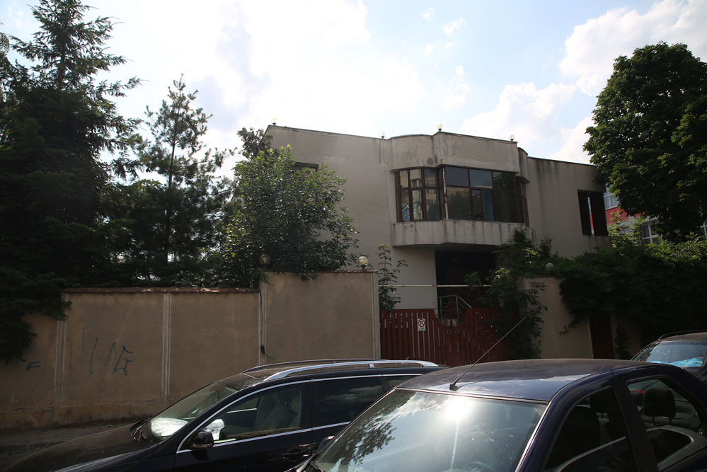 “Regele barbutului” a investit 600.000 de dolari în vila din zona Titan. Acum riscă să o piardă din cauza faptului că a trecut-o pe numele concubinei, cu care s-a certat