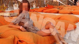 Nu e omul negru, ci o celebra fosta sotie de milionar! Ai fi zis ca frecventeaza doar SPA-uri, dar a se trateaza cu namol