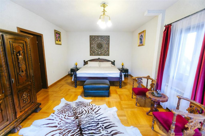 Proprietatea are șase camere/Sursa: romania.directbooking.ro