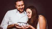 Nu au copil, dar au făcut o şedinţă foto de familie inedită, alături de un burrito nou-născut!