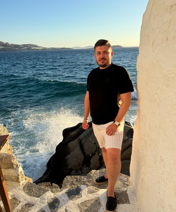 Îţi mai aduci aminte de Bogdan Olaru, beizadeaua care spunea că ”un Moet de 100 de euro e nimic”? Nu are loc de muncă, dar… Jonglează frumos între pelerinaje la Athos și fente de lux din contractele cu statul