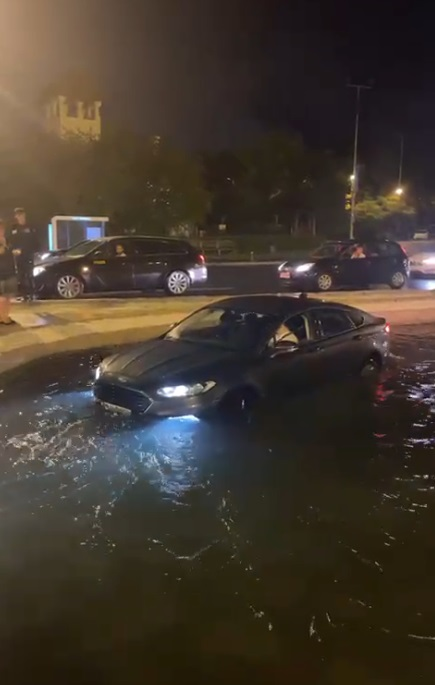 Șoferul s-a plimbat cu mașina prin fântână, în încercarea de a ieși din 
 "capcană" (Foto: CANCAN.RO)