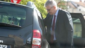 A degustat înainte, apoi a cumpărat cu măsură parizer feliat şi… Fostul ministru de Finanţe e chibzuit la piaţă!