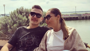 În urmă cu 17 ani, era doar o fetiţă care spunea lucruri trăsnite, iar acum.... Iubitul i-a umplut casa de flori şi inimioare!