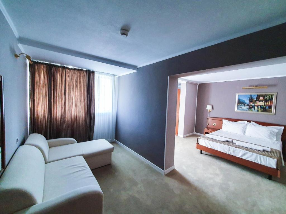 Suma e colosală! Câți lei costă o noapte de cazare în hotelul de 4 stele al lui Cristi Borcea din Mamaia. Micul-dejun, prânzul și cina sunt incluse în preț