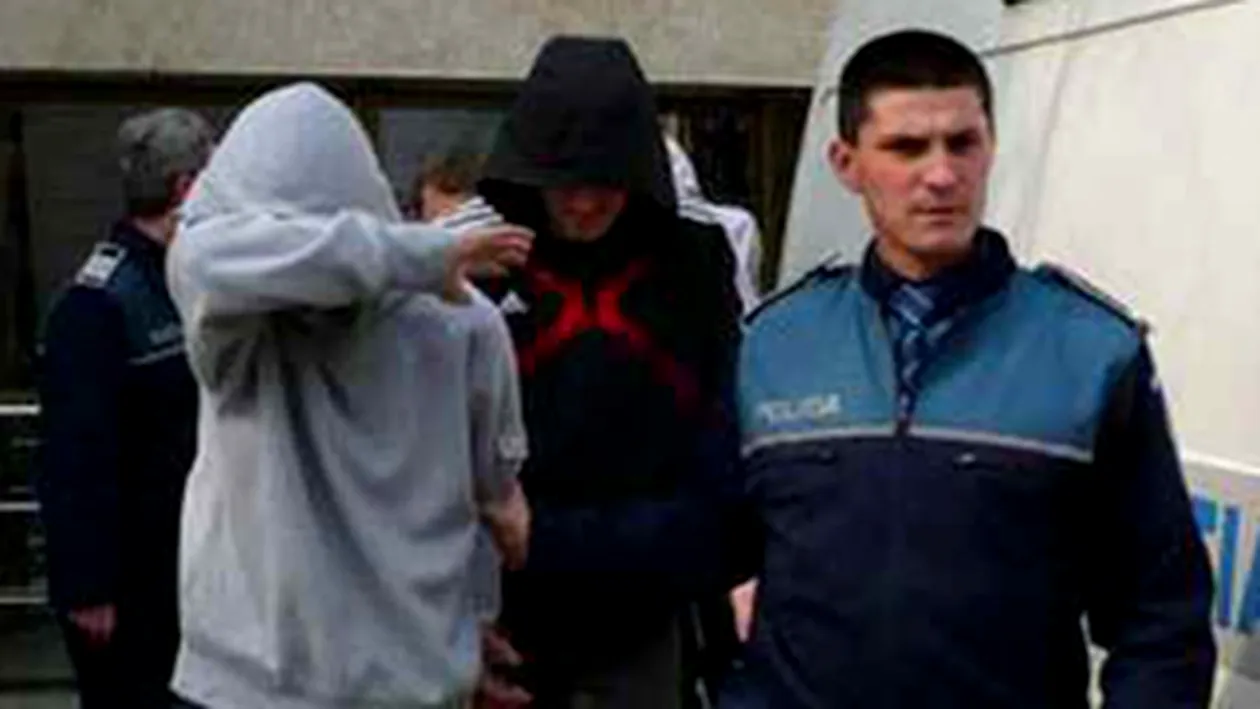 Doi tineri au fost prinsi de politie in timp ce jefuiau Casa de Pensii din Suceava!