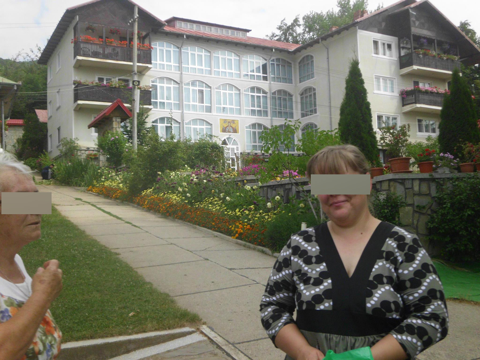 Fiul e condamnat la moarte, iar ea e râde cu gura până la urechi. Imagini revoltătoare cu mama lui Ionuţ Gologan