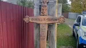 Ca la noi, la nimeni! Un bărbat din Neamț a furat crucea soacrei din cimitir! Unde a dus-o și ce a pățit apoi