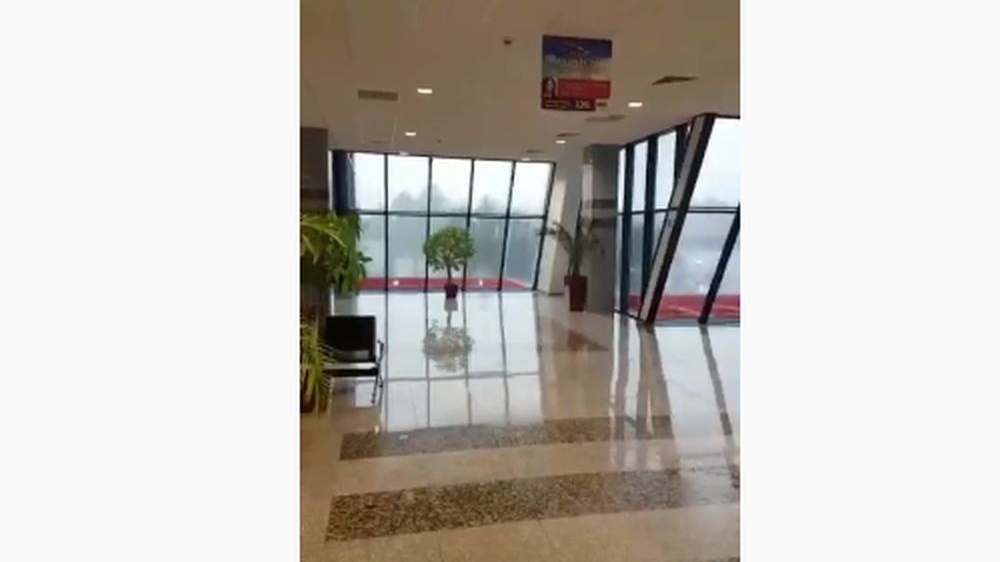 Plouă prin tavanul aeroportului din Craiova! Imagini surprinse de un pasager