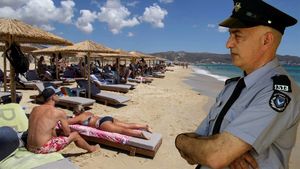 Anunț oficial pentru românii care se duc în concediu în Grecia, în 2024. Ce nu mai au voie să facă, pe plajă
