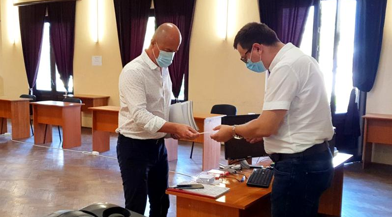 Primarul unei localități din Prahova a ”comandat” unui infractor să incendieze locuința unui alt politician