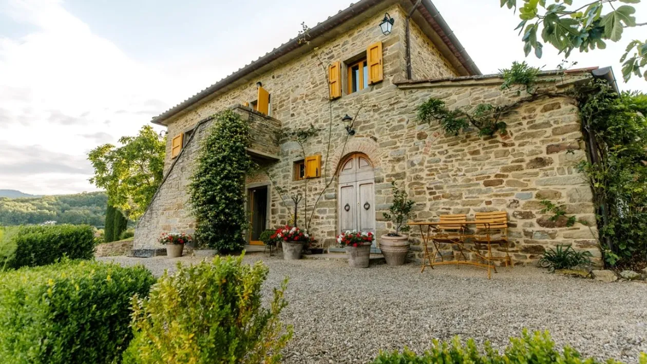 O vilă din Toscana se vinde la preț de penthouse în București. Are piscină, livadă și vie