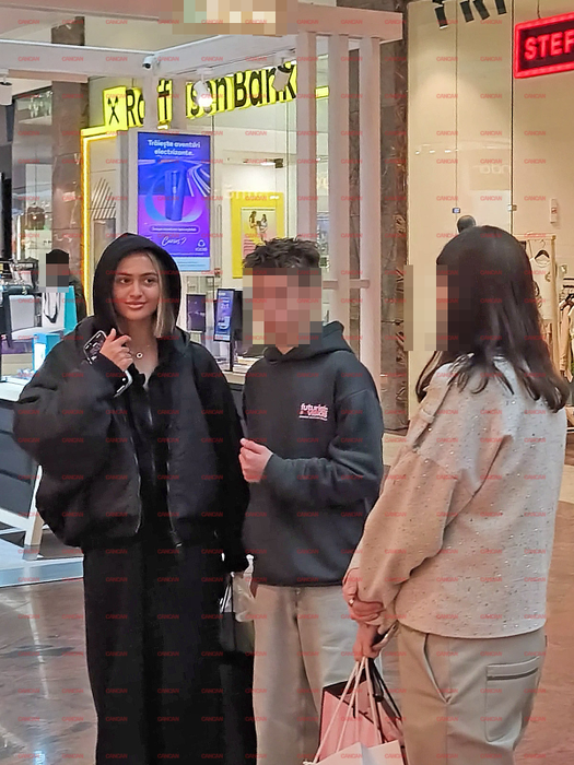 Iuliana Beregoi a încercat să se ascundă, însă fără succes. Zeci de fani au luat-o cu asalt la mall