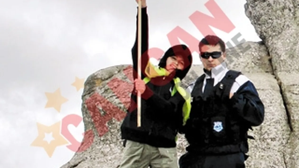 A dus steagul ZU pe varful Omu