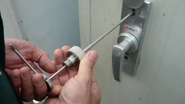 Alerta in Capitala! Un grup de hoti “inteligenti” sparg usile anti-efractie, fura banii si aurul, dar lasa aparatura!