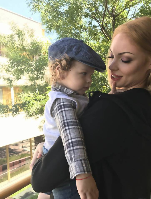 VALENTINA PELINEL şi-a făcut apariţia pe plajă la un de când l-a adus pe lume pe MILAN! Cât de mult a crescut micuţul