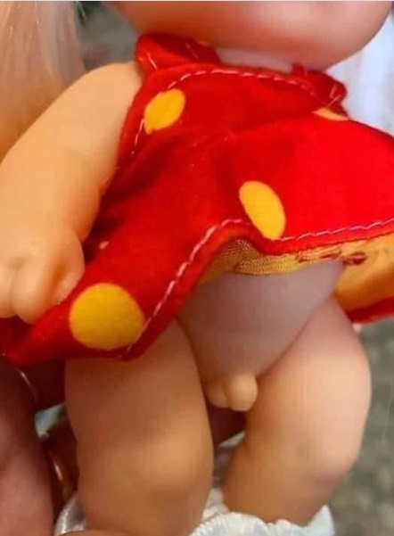 Ce surpriză neplăcută a avut Ionuț după ce i-a cumpărat unei fetițe o păpușă cadou. Ce avea în locul organelor genitale. Sărbătorita a plâns când a văzut