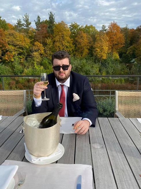 Victoraș Micula în Elveția, la un „Dom Perignon”, după ce s-a dat drept polițist și a furat date secrete ale MAI