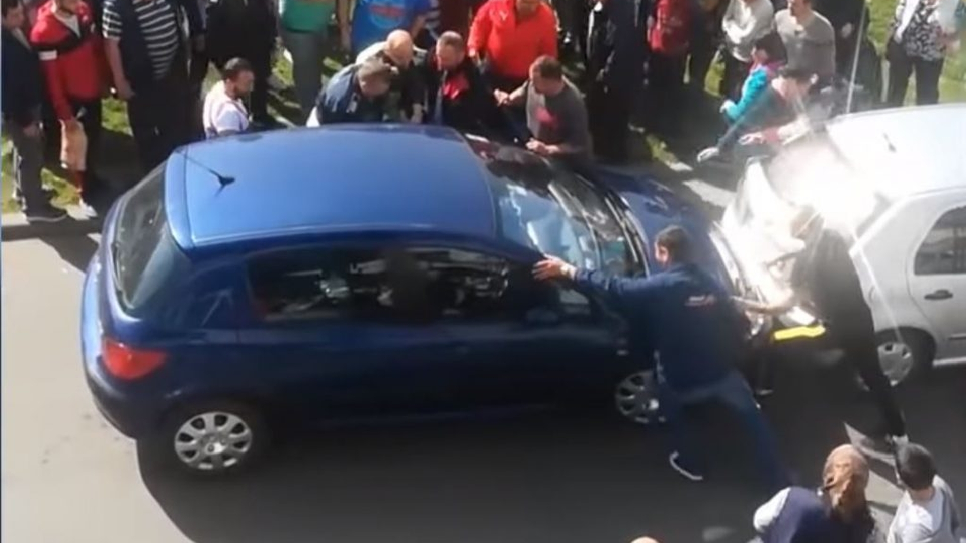 Scene uluitoare la Dej! Un șofer beat a fost scos cu forța din mașină VIDEO