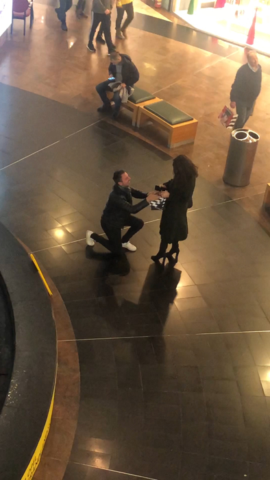 Cristina ICH, cerută de soție în mall, de Cătălin Dardea