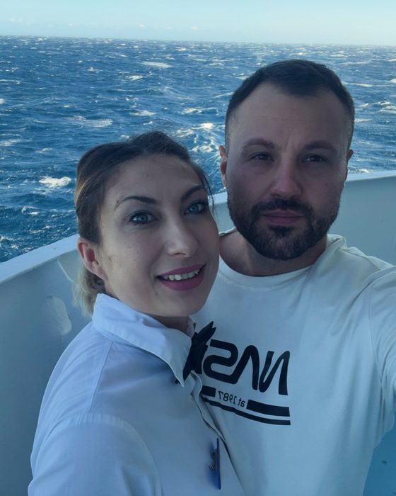 Sonia și soțul ei lucrează pe o navă de croazieră/ Sursa foto: Instagram