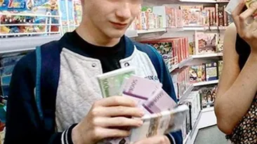 Un băiat de cinci ani a găsit 6.500 euro ascunşi în casă. Tatăl lui s-a luat cu mâinile de cap când a văzut ce a făcut fiul lui cu banii