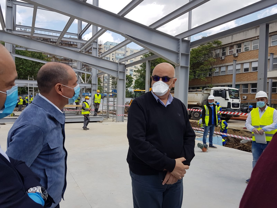 Primarul Sectorului 4, Daniel Băluță, și secretarul de stat Raed Arafat, pe șantierul celei mai moderne Unități de Primiri Urgențe din România, construită în curtea Spitalului ”Bagdasar-Arseni” din București