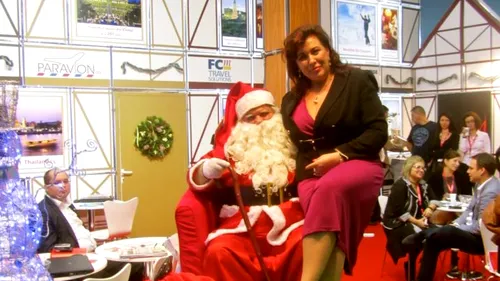 Şefa ANAT, în braţe la Moş Crăciun! Corina Martin nu ratează nicio şedinţă foto!