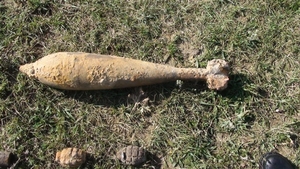 Bombă de 82 milimetri, găsită pe câmp de un arădean care săpa