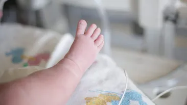 Un nou-născut a murit într-un spital din Pașcani. Părinții dau vina pe medici