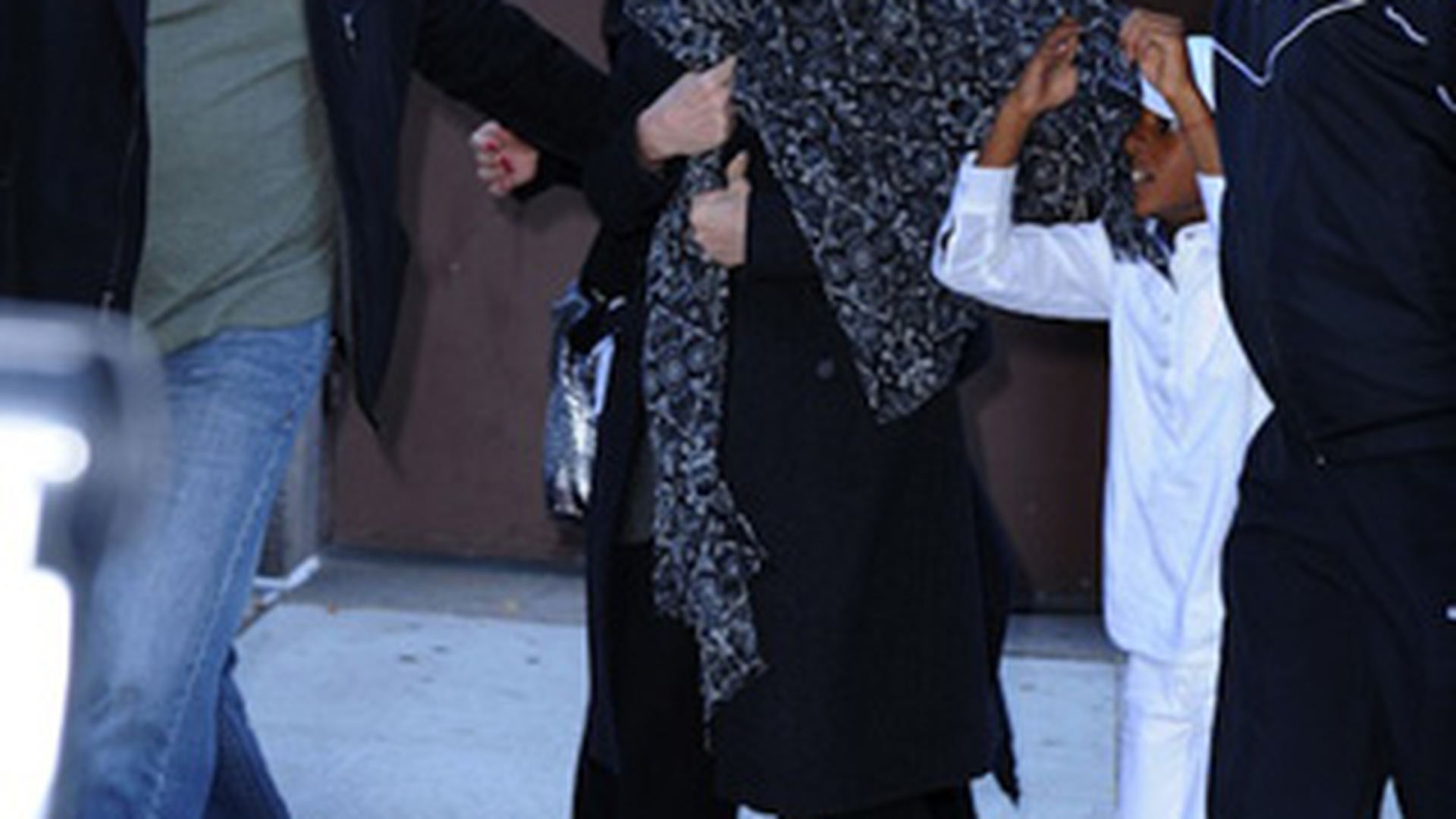 Nu i-a reusit noua operatie estetica? De ce s-a ascuns Madonna de fotografi?
