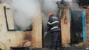 Un bătrân din Argeș a murit în casa cuprinsă de flăcări