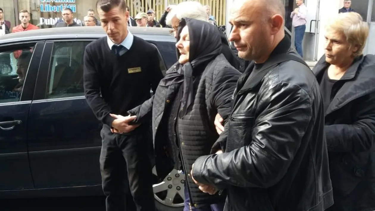 Mamei lui Ilie Balaci i s-a făcut rău la căpătâiul fiului ei! A fost chemată o ambulanță