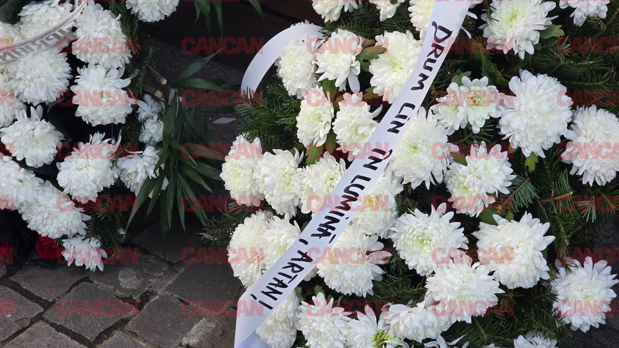 Sfâșietor! Ce scrie pe coroanele funerare aduse de apropiații lui Artan la capela Bisericii Pogorarea Sfântului Duh Titan