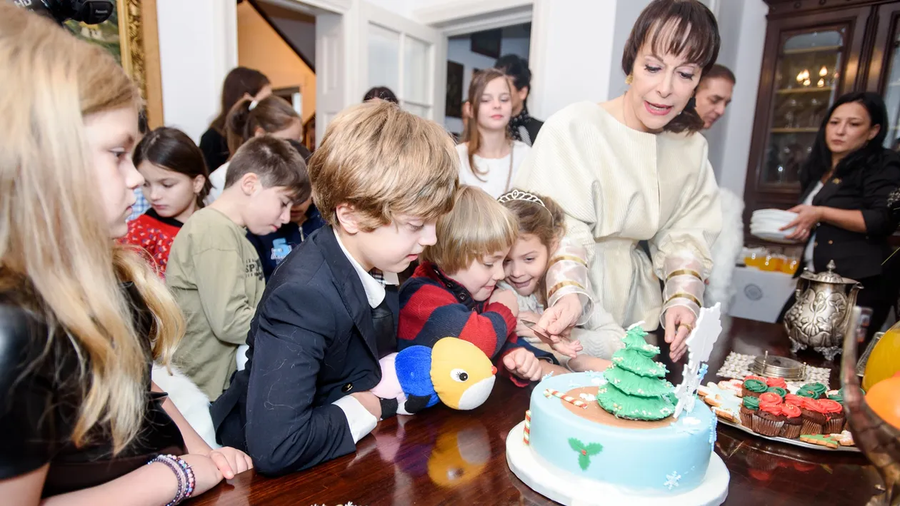 Copiii orfani, vizitati de Mos Nicolae acasa la Printul Paul si Printesa Lia