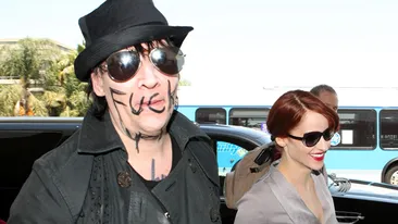 Marilyn Manson nu se potoleste: vezi ce mesaj socant si-a scris rocker-ul pe fata!