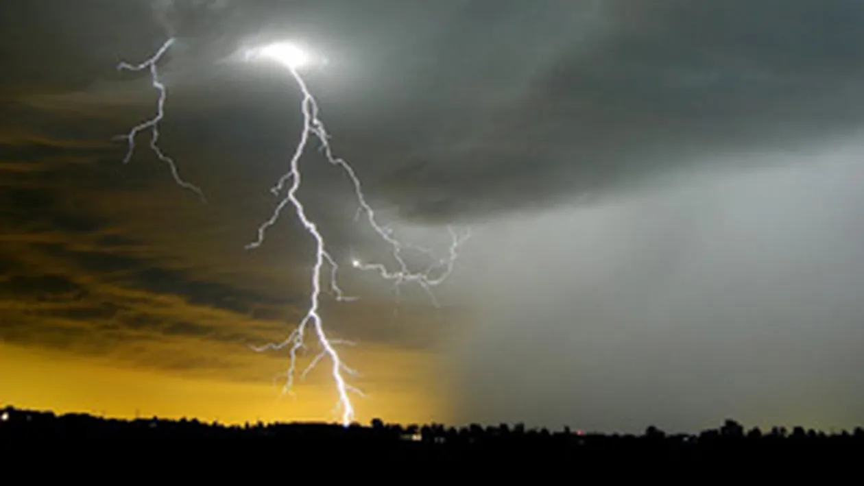 Treisprezece persoane au fost ucise de trasnet intr-o moschee in Bangladesh