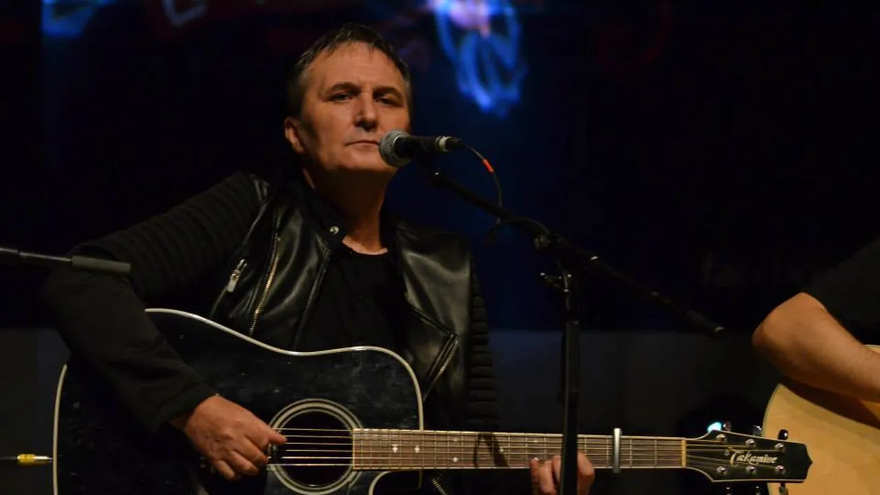 Toată lumea îl ştie pentru hitul „Iarba verde de acasă”. E incredibil de ce şpagă e acuzat îndrăgitul cântăreţ